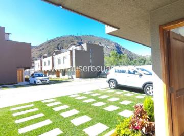 Casa · 135m² · 3 Habitaciones · 2 Estacionamientos · Casa Nueva en Pomasqui con Altillo, Terraza, Patio y Acabados de Primera en Conjunto Privado.