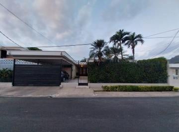 Casa · 796m² · 3 Habitaciones · 2 Estacionamientos · Casa en Venta en Los Ceibos con Piscina, Amplias Áreas Sociales y Suite Independiente