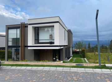 Casa · 260ha · 3 Habitaciones · 2 Estacionamientos · Venta Casa Hermosa, 4 Habitaciones - Sector Nayon