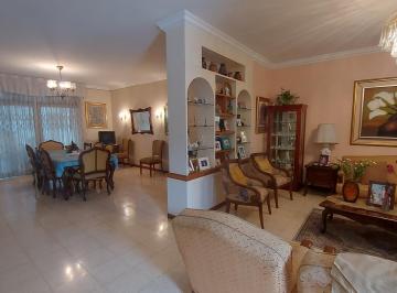 Casa · 400m² · 7 Habitaciones · 2 Estacionamientos · Venta de Villa Ideal Para Oficina de Dos Departamentos en Urdesa