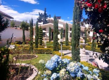 Casa · 270m² · 3 Habitaciones · 4 Estacionamientos · Casa en Venta en La Pampa