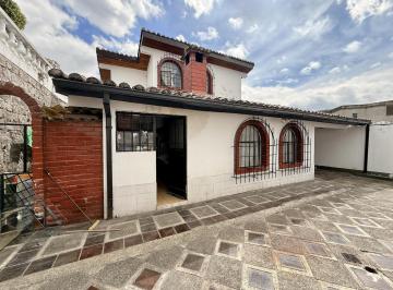Casa · 205m² · 4 Habitaciones · 3 Estacionamientos · Casacasa en Venta | 4 Dorm. con Patios - Sector San Fernando - Quito