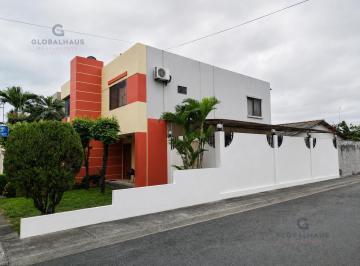 Casa · 205m² · 4 Habitaciones · 2 Estacionamientos · Casa Esquinera en Venta con 4 Dorm. y Amplio Patio Social en Urbanización Fuentes del Río E. I