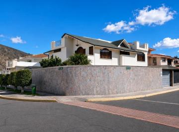 Casa · 374m² · 4 Habitaciones · 2 Estacionamientos · Casa en Venta en Jardines de La Pampa