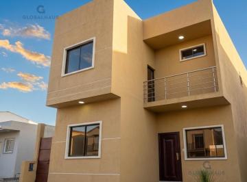Casa · 144m² · 4 Habitaciones · Venta Casa Urbanización La Rioja, La Aurora, 4 Dorm., P. C.