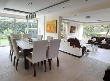 Casa · 300m² · 3 Habitaciones · 2 Estacionamientos · Casa Amoblada de Renta en Cumbaya, Cerca Al Colegio Aleman.