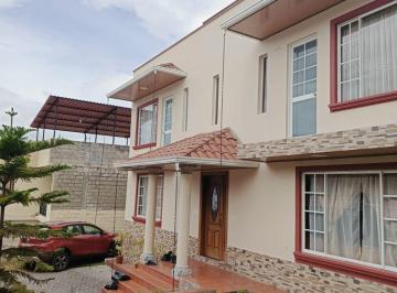 Casa de 4 habitaciones, Quito · Vendo Casa con Local Comercial y Galpon