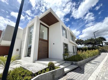 Casa · 168m² · 3 Habitaciones · 2 Estacionamientos · Puembo 195.14 m² en Venta Casa Esquinera Dos Plantas con Jardin 3 Habitaciones