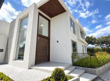 Casa · 168m² · 3 Habitaciones · 2 Estacionamientos · Puembo 195.14 m² en Venta Casa Esquinera Dos Plantas con Jardin 3 Habitaciones