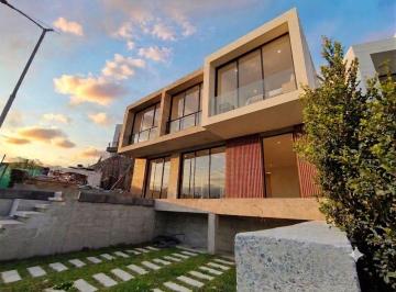 Casa · 171m² · 3 Habitaciones · 2 Estacionamientos · Scc. Venta Casa 3 Dorm. Urbanización Alta Vista de Nayón
