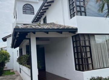 Casa de 5 habitaciones, Ibarra · Vendo Remodelado Departamento en Ibarra en La Zona del Tenis Country