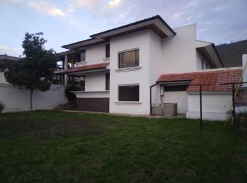 Casa · 445m² · 6 Habitaciones · 4 Estacionamientos · Casa - Pomasqui