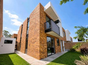 Casa · 243m² · 3 Habitaciones · 2 Estacionamientos · Casa de Lujo en Renta en Puembo con Jardín y Seguridad Privada 24/7