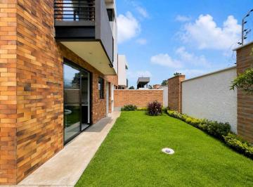 Casa · 243m² · 3 Habitaciones · 2 Estacionamientos · Rento Casa de Lujo en Puembo con Jardín y Seguridad Privada 24/7