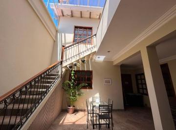 Casa de 12 habitaciones, Cuenca · Oportunidad: Casa Rentera Totalmente Remodelada en El Centro Histórico