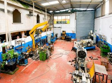 Bodega-Galpón , Santo Domingo · Galpón Industrial de 465 m² con Vivienda | Ubicación Estratégica en La Av de Los Colonos