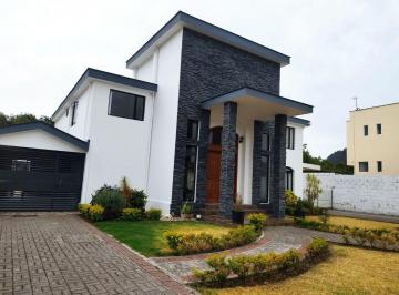 Casa de 4 habitaciones, Quito · Casa en Venta 4 Dorm. c/u con Baño. San Gabriel. Los Chiilos
