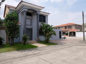 Casa · 160m² · 3 Habitaciones · 3 Estacionamientos · Casa en Alquiler Urbanización El Condado de Vicolinci Ximo