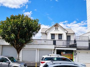 Casa · 447m² · 3 Habitaciones · Casa con Suite y 4 Locales Comerciales en Venta Sector La Mariscal