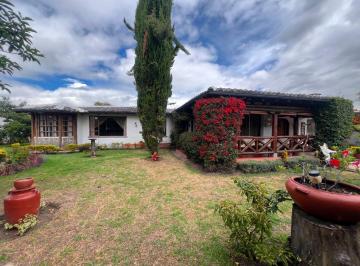 Casa · 401m² · 3 Habitaciones · 4 Estacionamientos · Casa de Una Planta en Venta, Valle de Los Chillos, Sector San Juan de Dios con Amplio Jardin