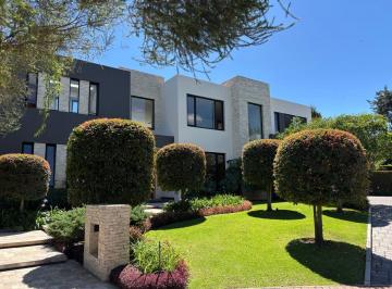 Casa · 531m² · 3 Habitaciones · 4 Estacionamientos · Elegante Casa Rodeada de Jardines en Puembo Urb Cerrada Junto Al Club Arrayanes