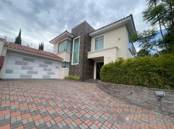 Casa de 4 habitaciones, Quito · Casa en Venta Lumbisi