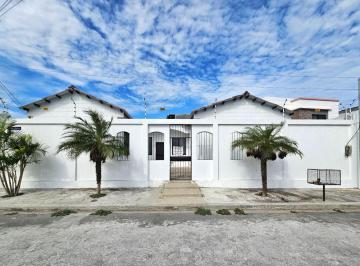 Casa de 3 habitaciones, Salinas · Vendo Casa Esquinera de Oportunidad en El Mejor Sector de Salinas