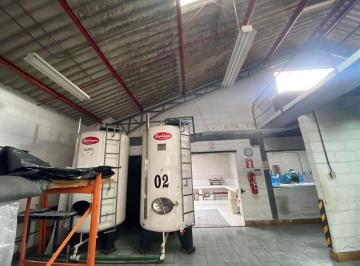 Bodega-Galpón · 488m² · 6 Estacionamientos · Venta Galpón con Oficinas 488 m² y 740 m² de Terreno, Sector Julio Matovelle