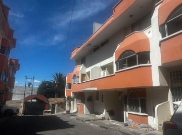 Casa de 3 habitaciones, Quito · Casa de Venta Frente a Yambal