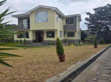 Casa de 3 habitaciones, Quito · Venta Casa Valle de Nayón de 418 m², en Urbanización.