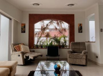 Casa · 480m² · 5 Habitaciones · 4 Estacionamientos · Excelente Propiedad con Amplio Terreno Apto Para Zona Deportiva
