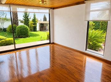 Casa · 480m² · 4 Habitaciones · 3 Estacionamientos · Casa en Renta en Miravalle 2, Quito – 4 Dorm. Amplio Jardin