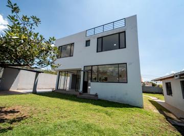 Casa de 7 habitaciones, Quito · Casa de 2 Pisos en Venta en Conocoto con Departamento Independiente