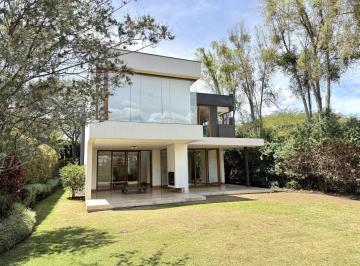 Casa · 996m² · 3 Habitaciones · 4 Estacionamientos · Cumbaya - Sector La Viña Casa en Venta 560 m² Construccion y 300 m² Jardin