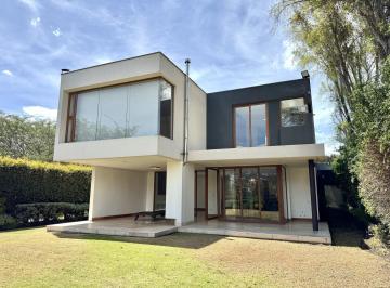 Casa · 996m² · 3 Habitaciones · 4 Estacionamientos · Cumbaya - Sector La Viña Casa en Venta 560 m² Construccion y 300 m² Jardin