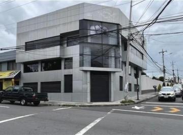 Edificio-Hotel-Fabrica · 615m² · 3 Habitaciones · 3 Estacionamientos · Venta: Esquina Comercial Estratégica Casa Segura en La Kennedy