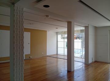 Casa · 740m² · 8 Habitaciones · 3 Estacionamientos · Gonzales Suarez, Casa Comercial Renta 740 M"