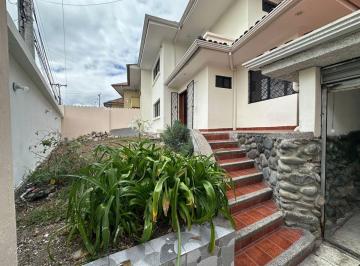 Casa de 4 habitaciones, Cuenca · Se Renta Amplia Casa, Para Fines Institucionales en El Sector Av 10 de Agosto