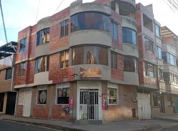 Casa de 6 habitaciones, Quito · Casa Rentera en Venta con Local Comercial