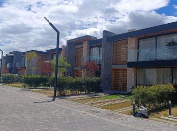 Casa de 3 habitaciones, Quito · Casa a Estrenar de 3 Dorm. + Estudio en 2 Plantas con Jardín y Piscina en La Cerámica Tumbaco