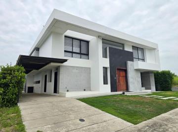 Casa de 6 habitaciones, Montecristi · Casa de Venta en Montecristi Manabi Ecuador