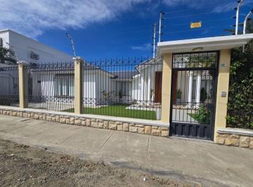 Casa de 5 habitaciones, Manta · Casa de Venta en Manta Zona Sur