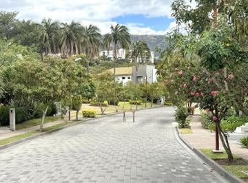 Terreno / Lote · 1454m² · Cumbaya - Sector La Viña 1454 m² en Venta Terreno Bifamiliar en Urbanización de Lujo