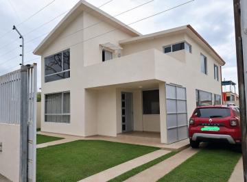 Casa de 4 habitaciones, Ambato · Vendo Casa Hermosa Seminueva Barrio Solís, Negociable