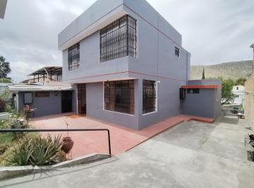 Casa · 267m² · 5 Habitaciones · 3 Estacionamientos · Casa en Venta con Habitación en Planta Baja, Suite y Jardin en La Mitad del Mundo