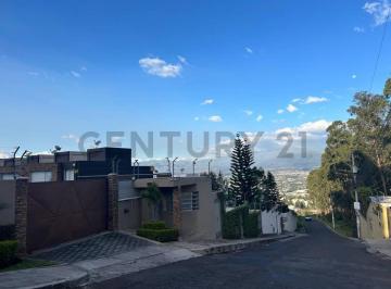 Casa · 192m² · 3 Habitaciones · 2 Estacionamientos · Casa en San Juan de Cumbaya en Venta