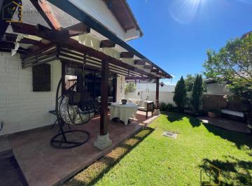 Casa · 455m² · 4 Habitaciones · 5 Estacionamientos · Se Vende Casa en Urbanización Privada en Cumbayá - Sector Jacaranda