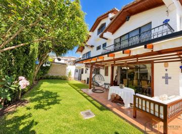 Casa · 455m² · 4 Habitaciones · 5 Estacionamientos · Se Vende Casa en Urbanización Privada en Cumbayá - Sector Jacaranda