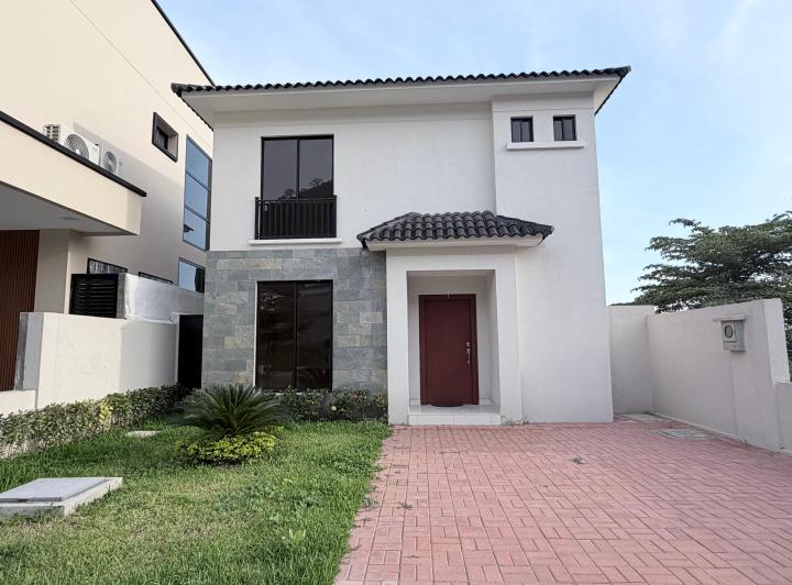 Proyecto horizontal , Guayaquil · Casa de Estreno Urbanizacion Porto Alegre