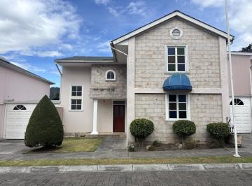 Casa · 234m² · 3 Habitaciones · 3 Estacionamientos · Vendo Casa Inglesa en La Armenia